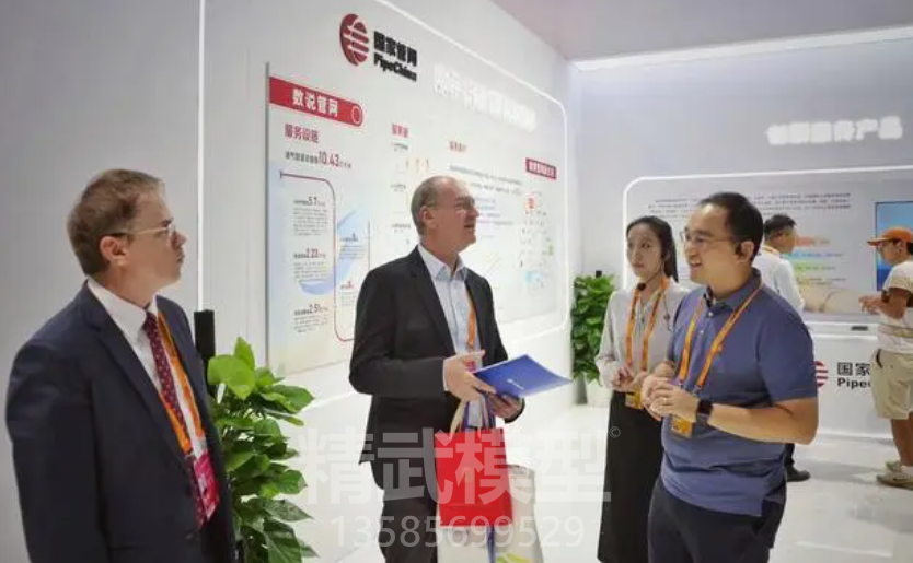 會(huì)議中心，2024年服貿(mào)會(huì)綜合展，兩位外國(guó)來(lái)賓參觀管網(wǎng)展臺(tái)